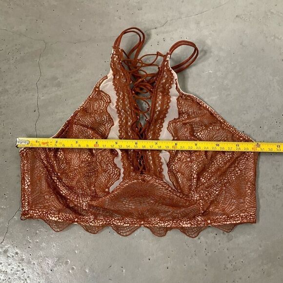 Victoria's Secret Cross-Strapped High-Necked Bra - Picture 6 of 6